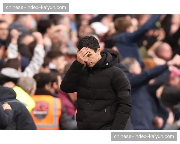 特写镜头：时隔五年重返英超赛场，老将沃尔科特替补登场接受掌声