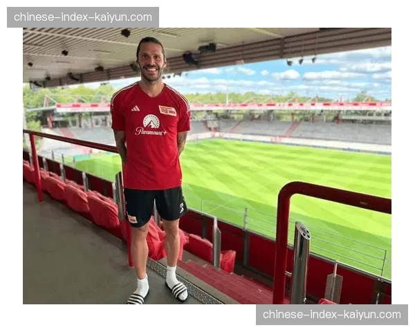 特写：柏林联合老将特里梅尔在主场告别战泪洒绿茵场