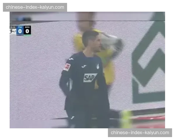 场边花絮：门兴格拉德巴赫球迷展示巨型TIFO致敬退役老队长扬奇克