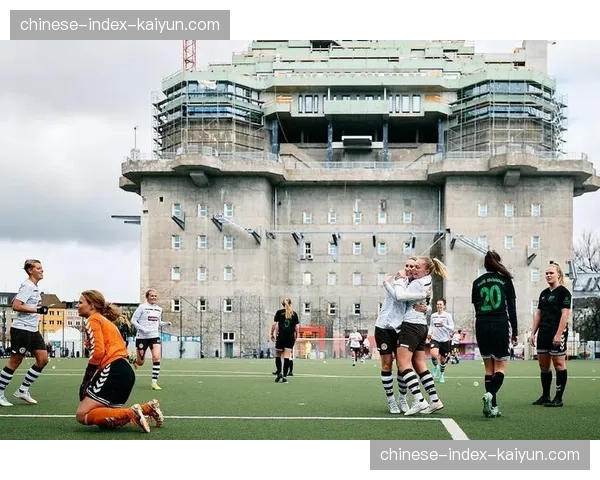 米勒门球场草皮状况不佳，影响比赛流畅度