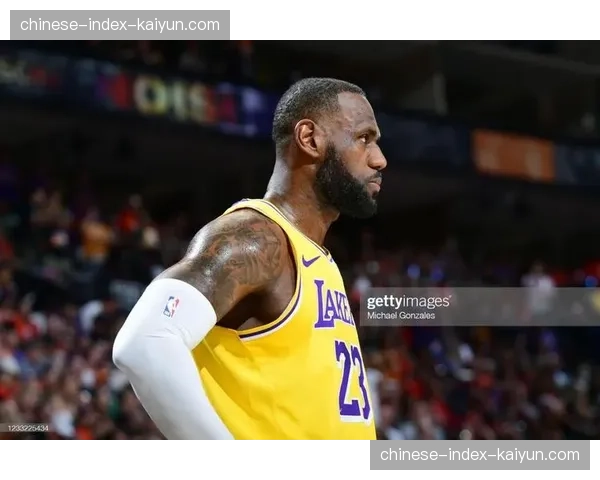 詹姆斯观看附加赛直播突遇技术故障，社交媒体怒喷联盟技术问题